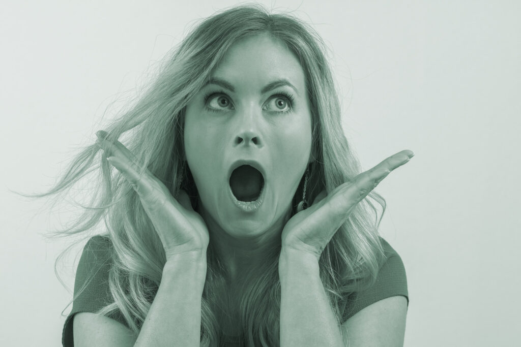 Miriam Thon ValueUp Portrait, erschrocken, salbeifarbene Färbung