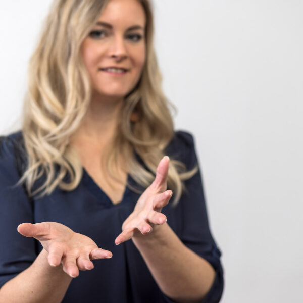 Miriam Thon ValueUp Portrait, zeigt mit den Händen