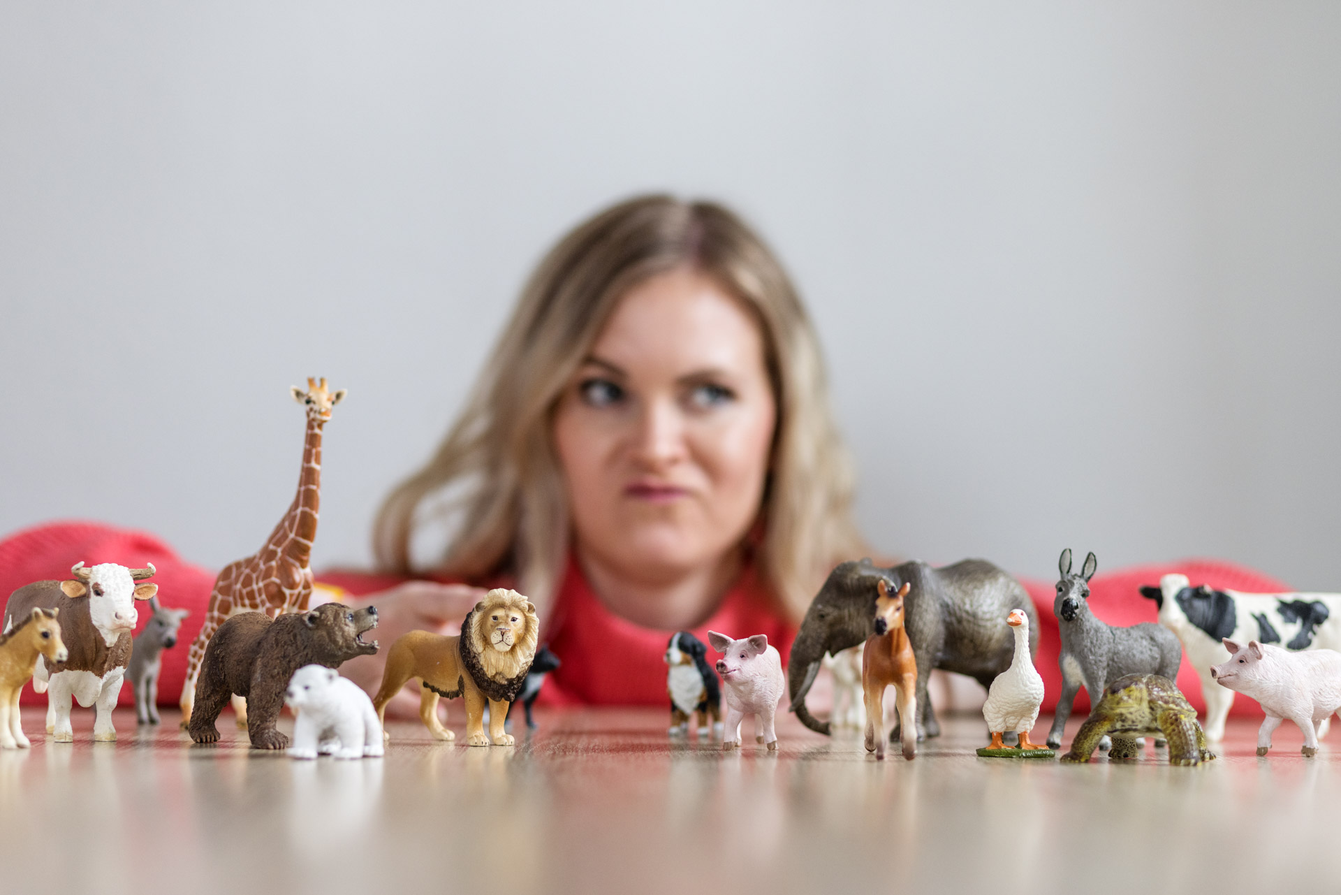 Miriam Thon ValueUp, mit verschiedenen Tiermodellen am Tisch, die für eine Coachingmethode hilfreich ist