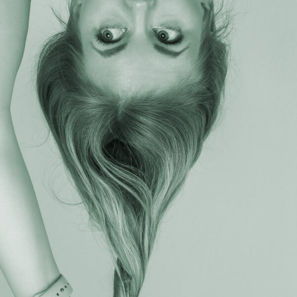 Miriam Thon ValueUp Portrait, kopfüber, salbeifarbene Färbung