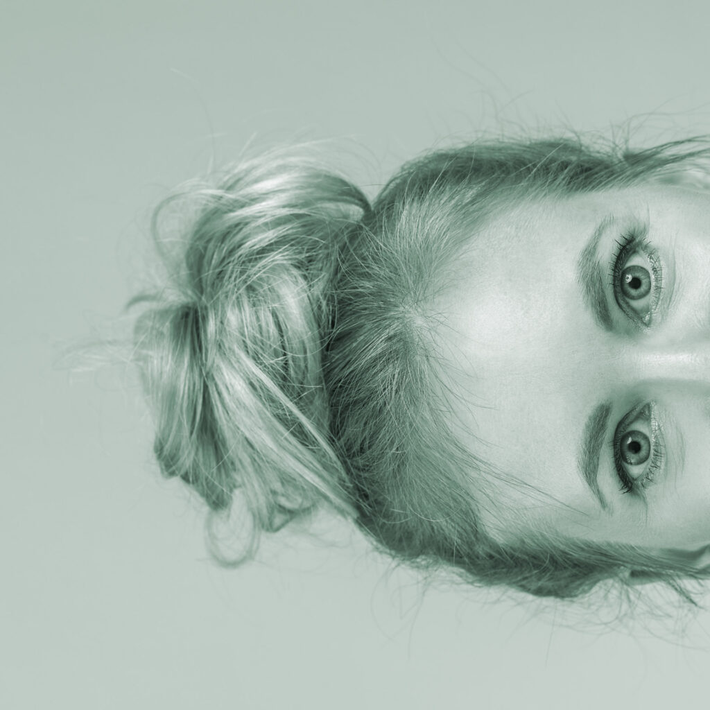 Miriam Thon ValueUp Portrait, Kopf seitlich ins Bild, salbeifarbene Färbung