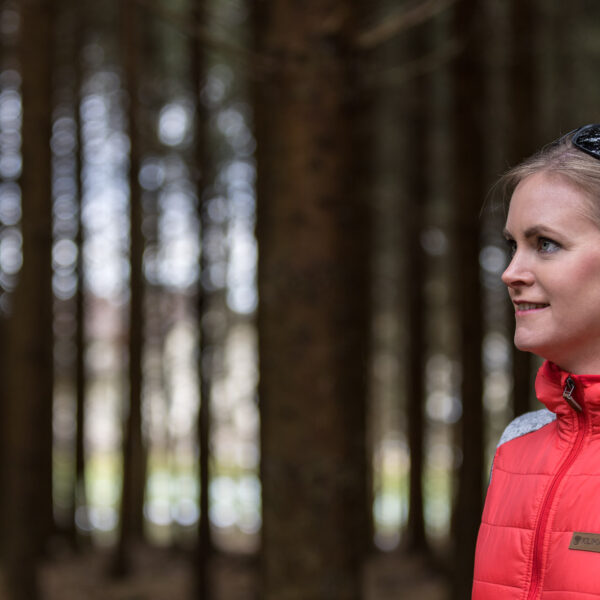 Miriam Thon ValueUp im Wald mit Outdoorbekleidung