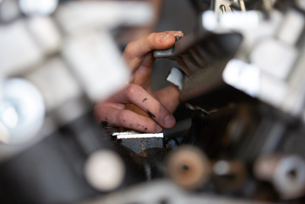 Hand beim Schrauben am Motor