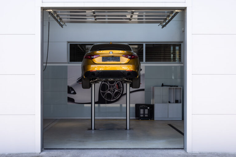 Alfa Romeo auf der Hebebühne in der Werkstatt Automobile Deschberger