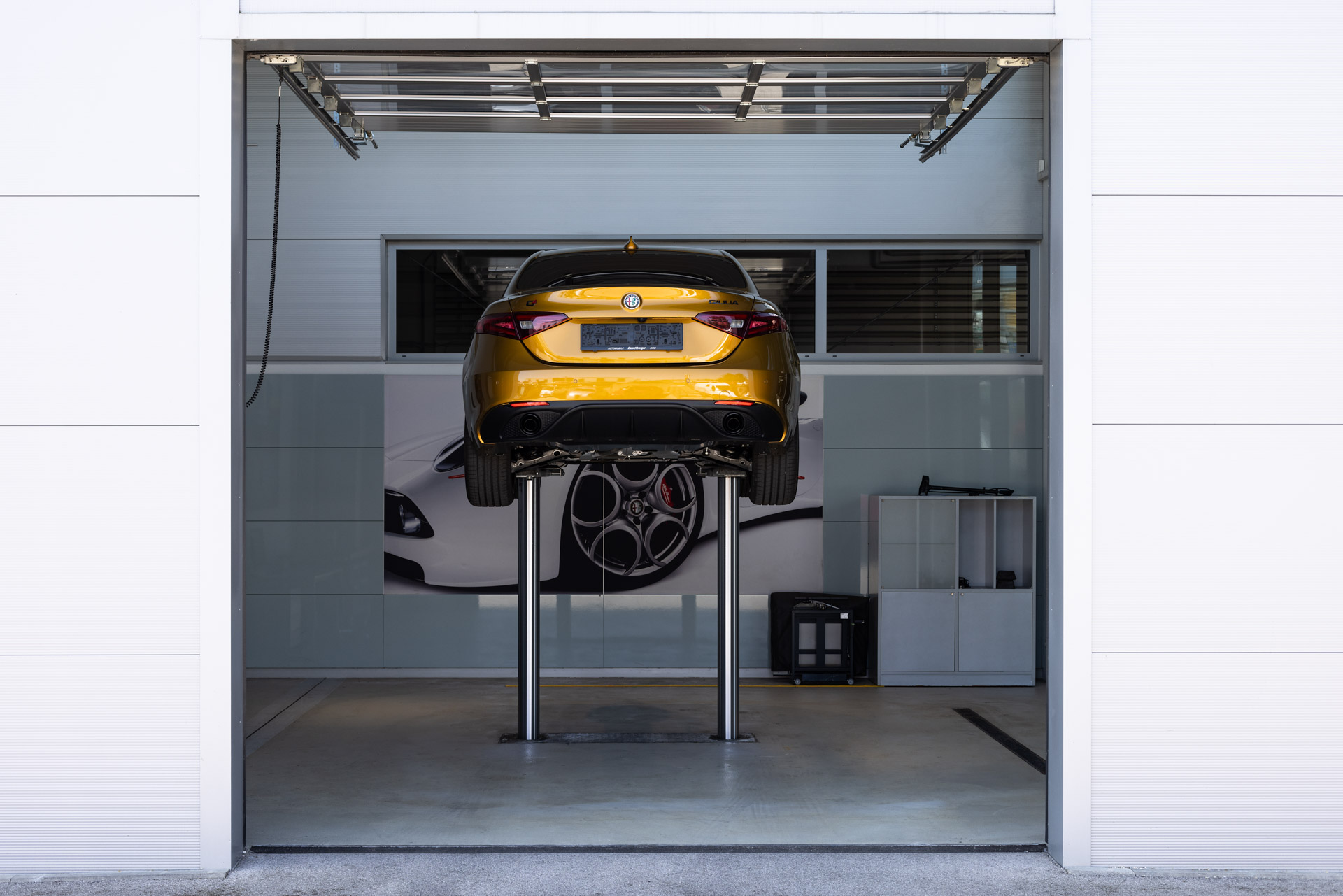 Alfa Romeo auf der Hebebühne in der Werkstatt Automobile Deschberger