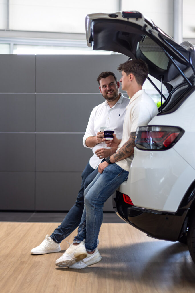 Verkaufsgespräch für ein Auto lässig im Kofferaum