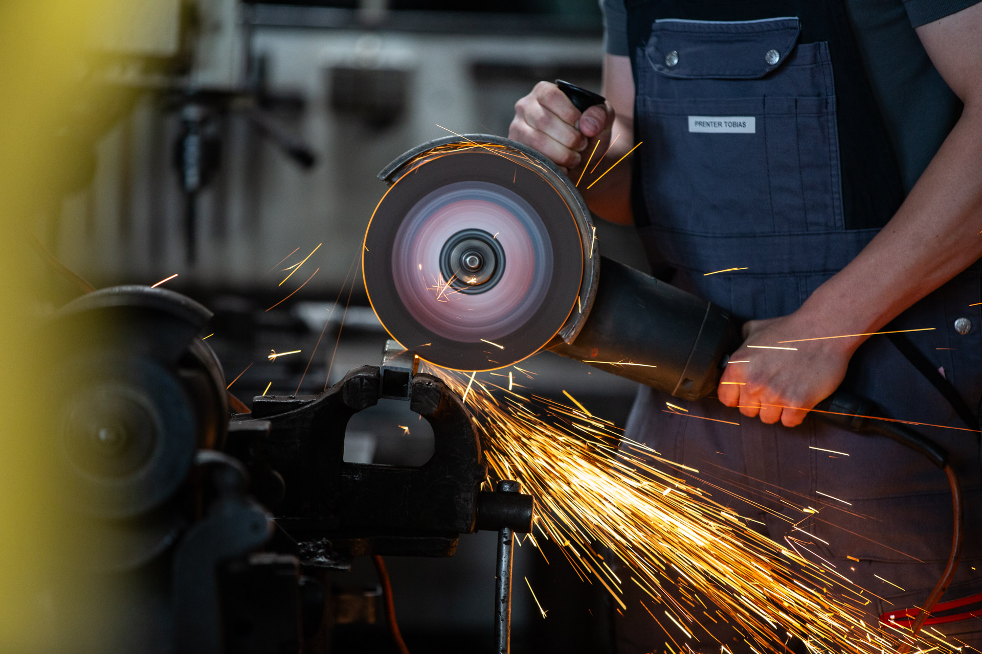 Mitarbeiter Portrait bei der Arbeit mit der Trennschleife