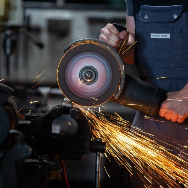 Produktfoto beim Schneiden mit Trennschleifer