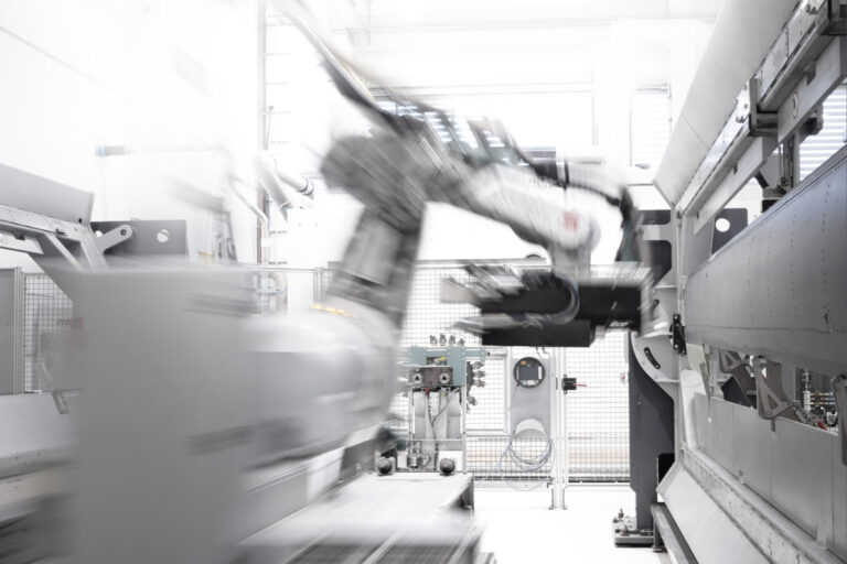 Bohr- und Senkroboter FACC Geschäftsbericht Coverbild 2025