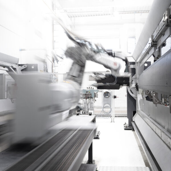 Bohr- und Senkroboter FACC Geschäftsbericht Coverbild 2025