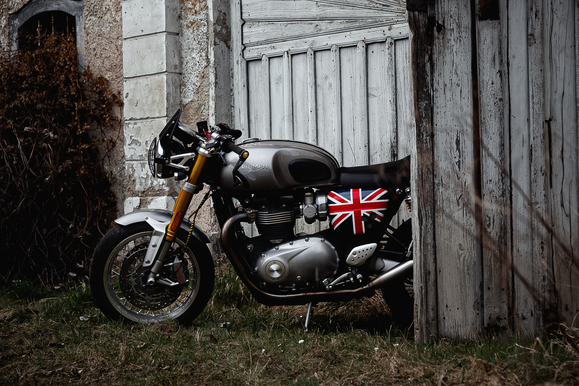 Triumph Motorrad in der Tür, Altes Gebäude