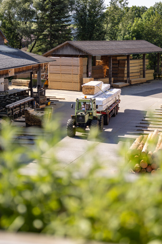 Transport der fertigen Holz-Ware zum Kunden des Sägewerk