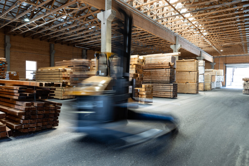 Stapler in der Produktionshalle Sägewerk