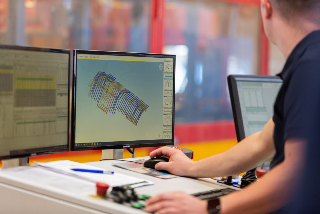 Person am PC , Bild mit technischer Zeichnung