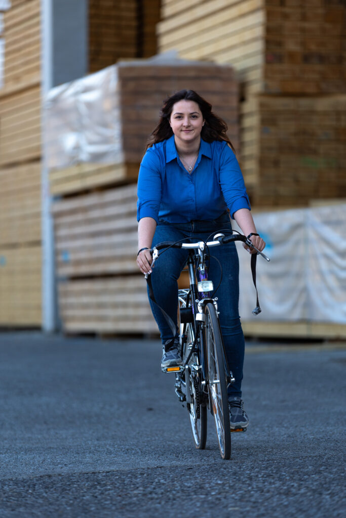 Frau auf Rad im Sägewerk
