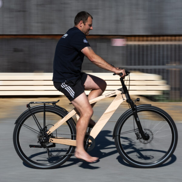 Sagler Sepp - Mann auf seinem Holzrad