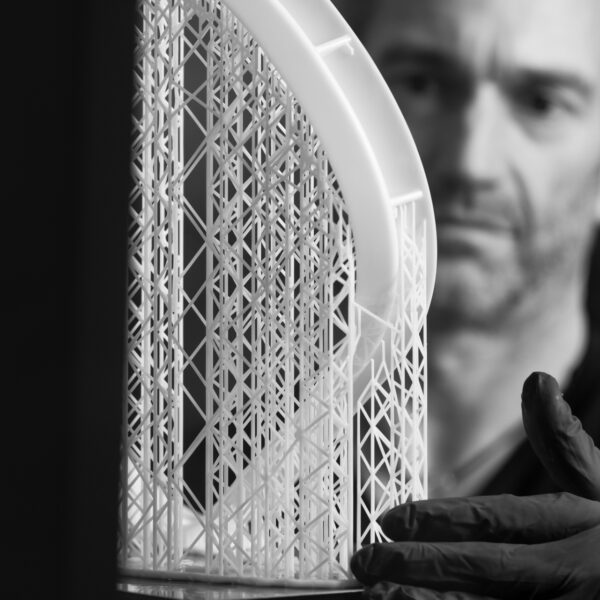 Georg 3D Druck Produkt Hand Gesicht verschwommen FACC Geschäftsbericht Coverbild 2024