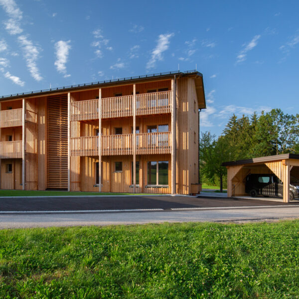 Ansicht des Holz Wohnbau mit Carport
