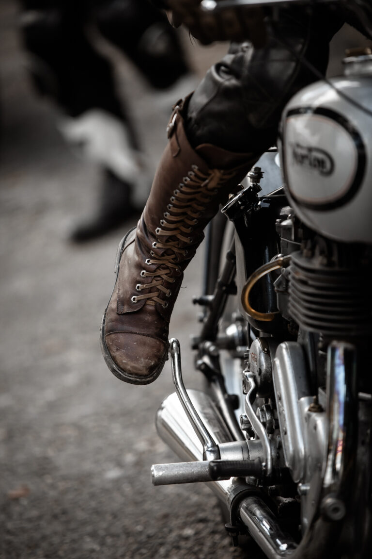 Ladypower Nostalgie Motorrad Stiefel hoch zum Schnüren Leder Kick it in Bewegung