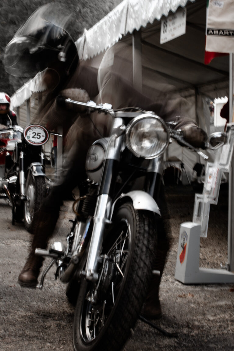 Ladypower Nostalgie Leder Helm kickt das Motorrad an