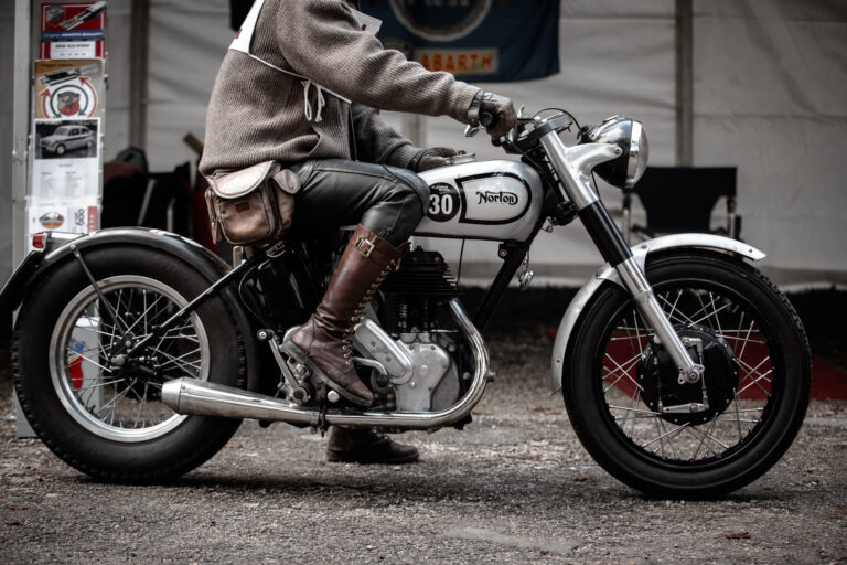 Ladypower Nostalgie Motorrad Stiefel hoch zum Schnüren Leder STrickpullover Nummer 30 Norton