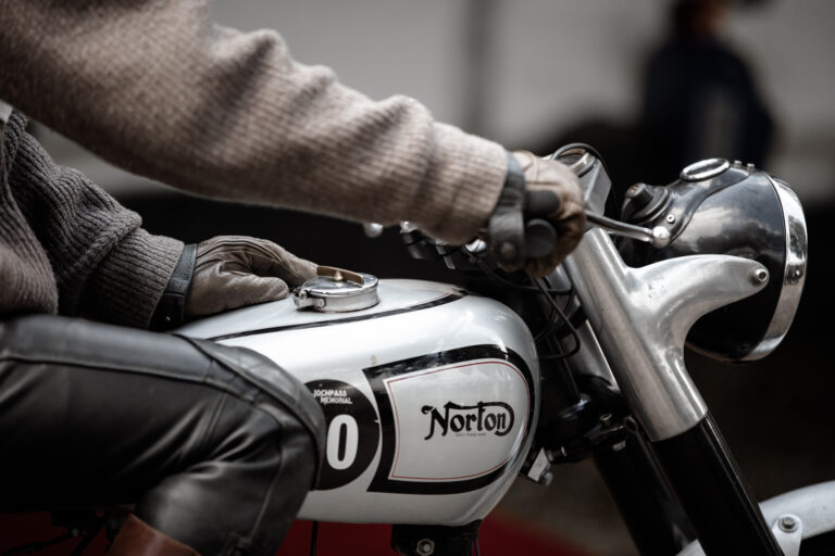 Ladypower Nostalgie Motorrad Stiefel hoch zum Schnüren Leder Handschuh Hand am Tank Nummer 30 Norton Strickpullover