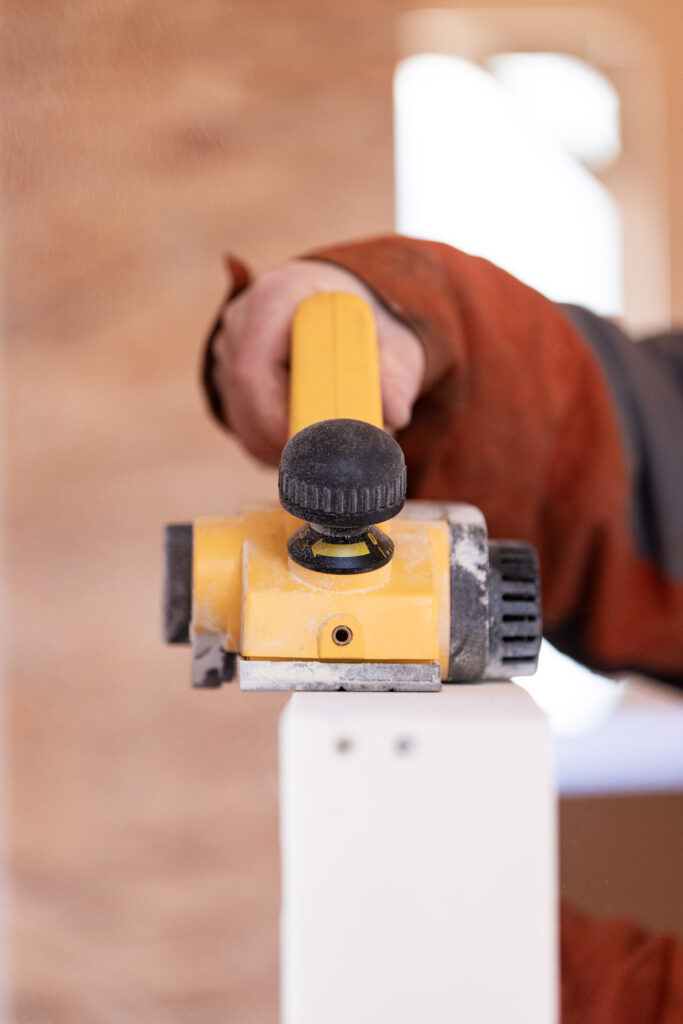 Detailarbeiten am Fernsterrahmen vor dem Einbau