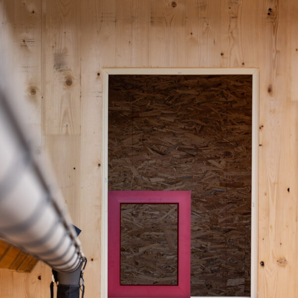 Fenster mit Fensterrahmen Musterrahmen in Rot