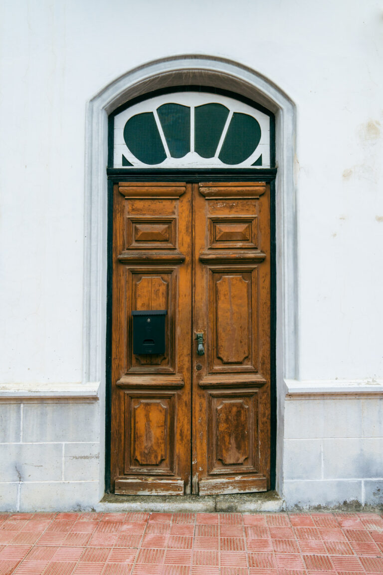 La Gomera schwere Holztüre in alter Fassade