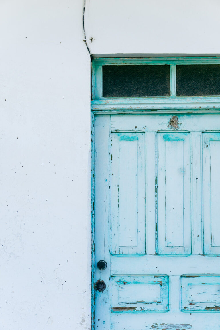La Gomera weiße Wand mit mint-blaufleckiger alter Türe angeschnitten
