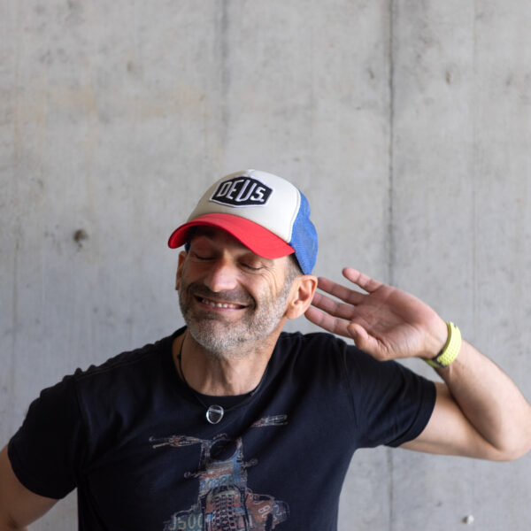 Georg grinst und hält die Hand hinter dem Ohr