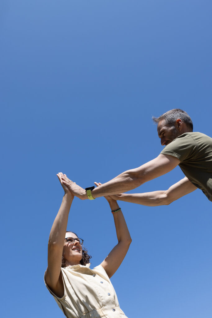 Das Team von [getifo] PUR, Brigitte und Georg klatschen ab unter blauem Himmel