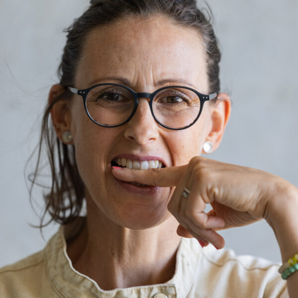 Brigitte beißt sich in den Finger