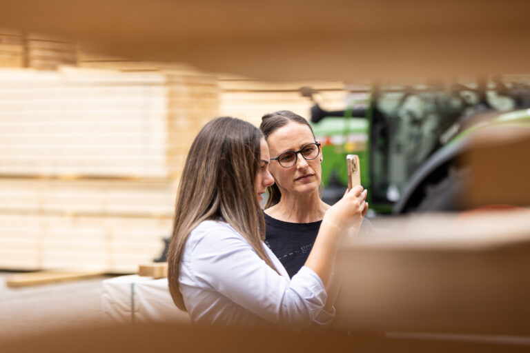 getiFOKUS Training, Brigitte mit Mitarbeiterin Holz Reisecker