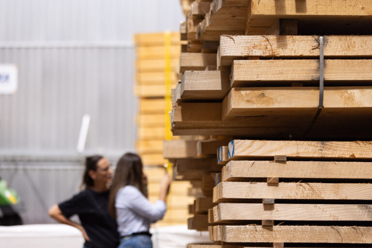 getiFOKUS Training, Brigitte mit Mitarbeiterin Holz Reisecker