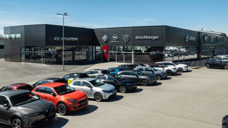 Ansicht des Firmengebäudes der Firma Automobile Deschberger in Hannesgrub Tumeltsham