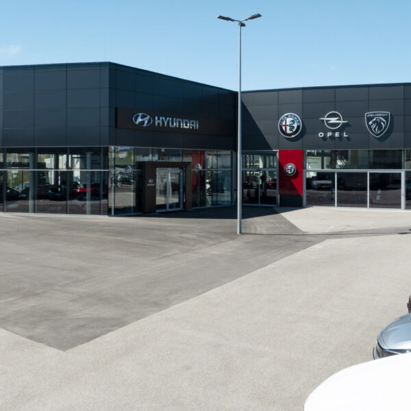 Ansicht des Firmengebäudes der Firma Automobile Deschberger in Hannesgrub Tumeltsham