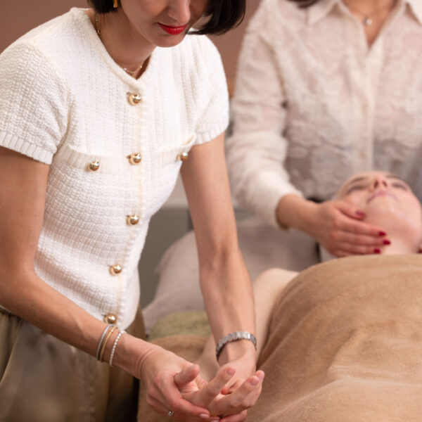 Carmen und Laura bei der Behandlung einer Kundin Die Schönmacherei by Carmen Greil, Hautstudio @getifo.com