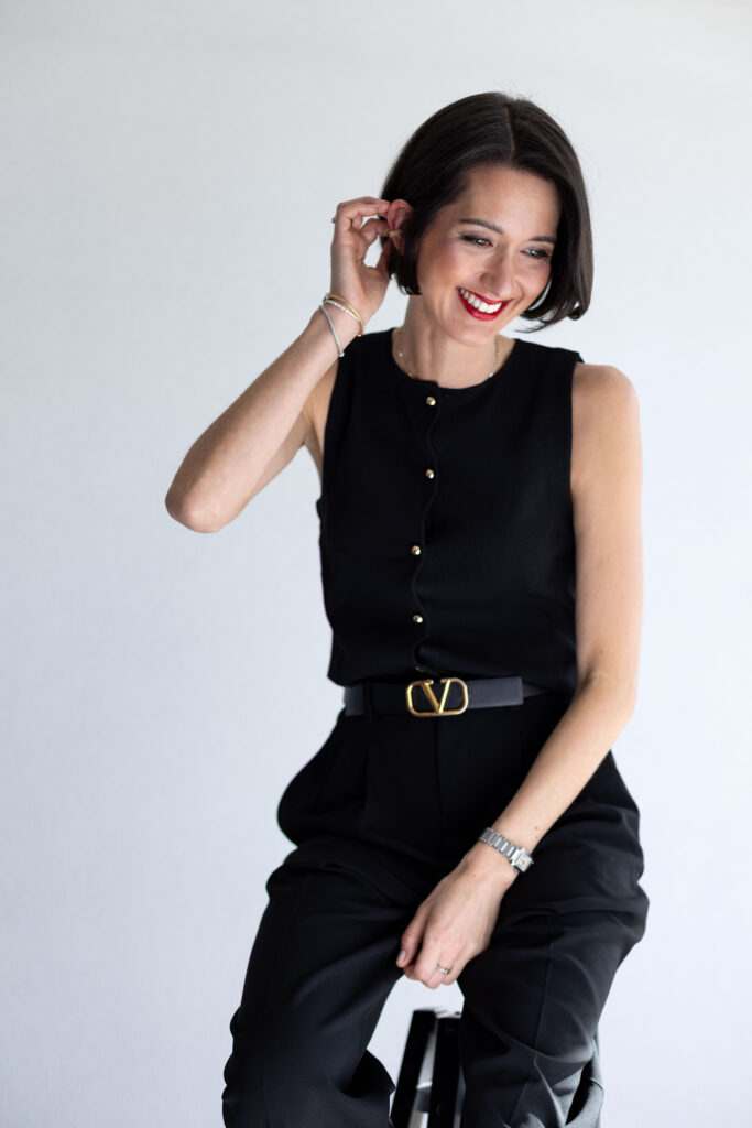 Carmen im Sonnenlicht vor Die Schönmacherei by Carmen Greil, Hautstudio @getifo.com