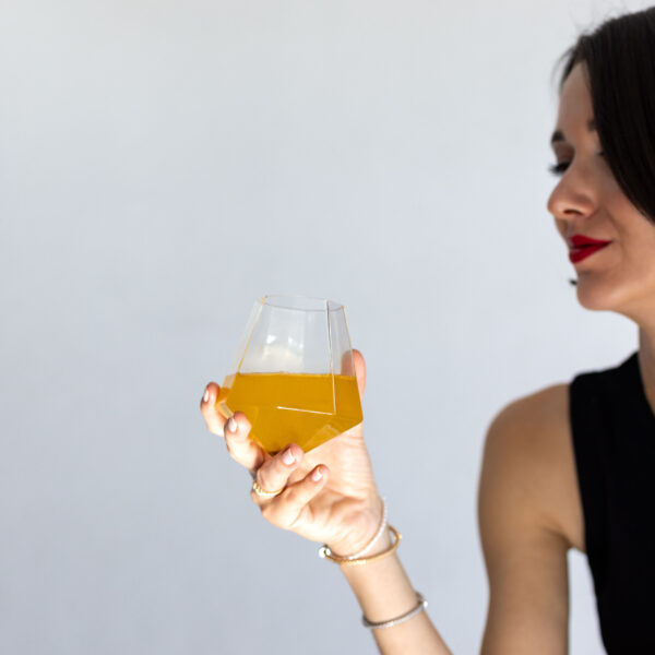 Carmen Greil mit Wellnessdrink good vibes, Die Schönmacherei by Carmen Greil, Hautstudio @getifo.com