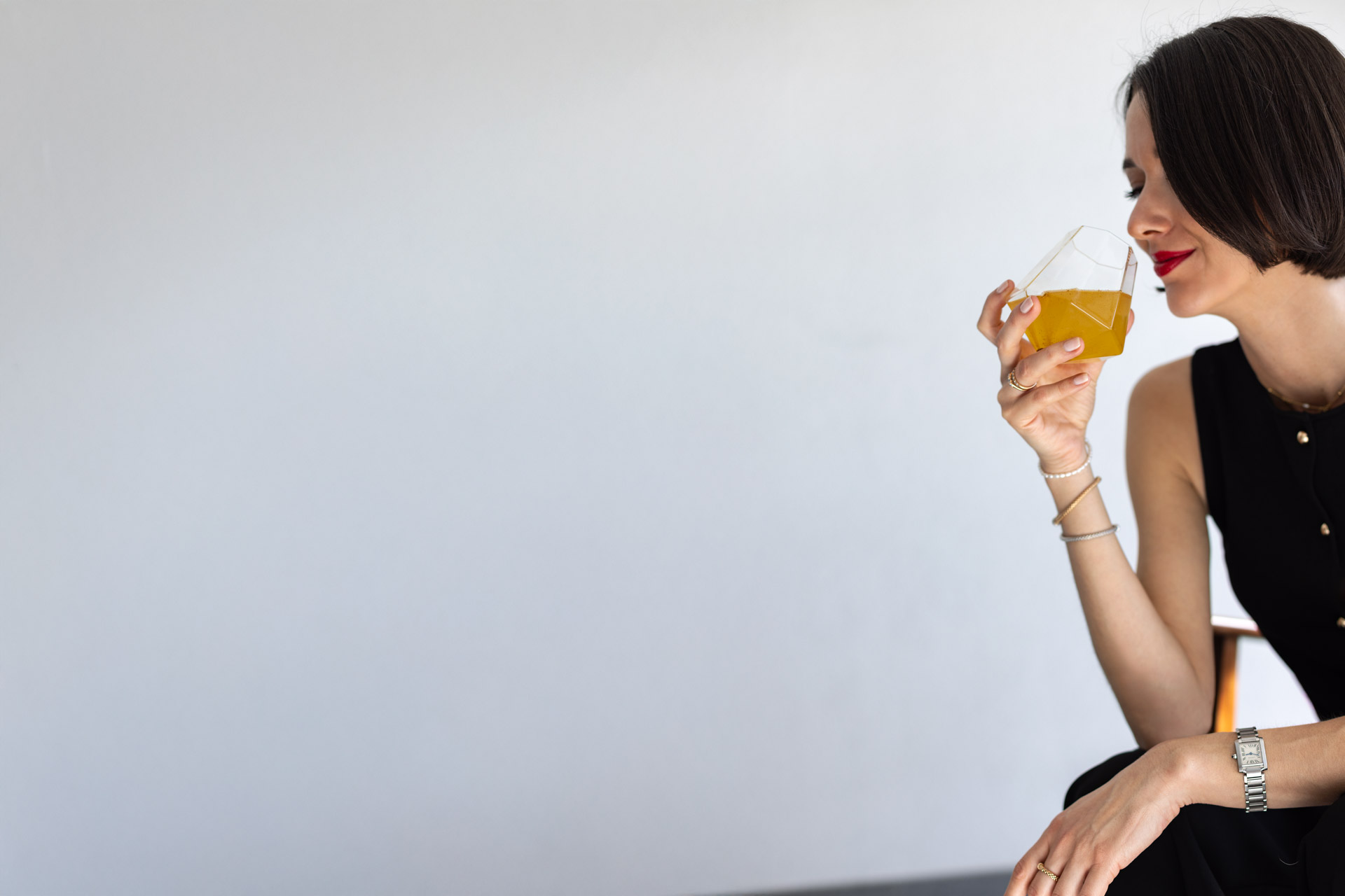 Portrait Visagistin mit einem Glas in der Hand