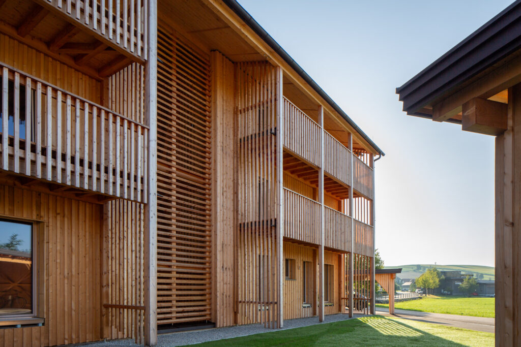 Fassade mit Balkone des Holz Wohnbaus