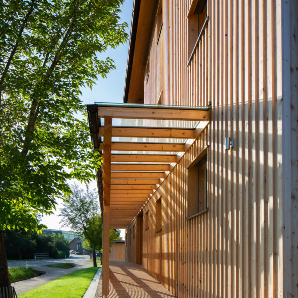 Ansicht Haupteingangsbereich des Holz Wohnbaus