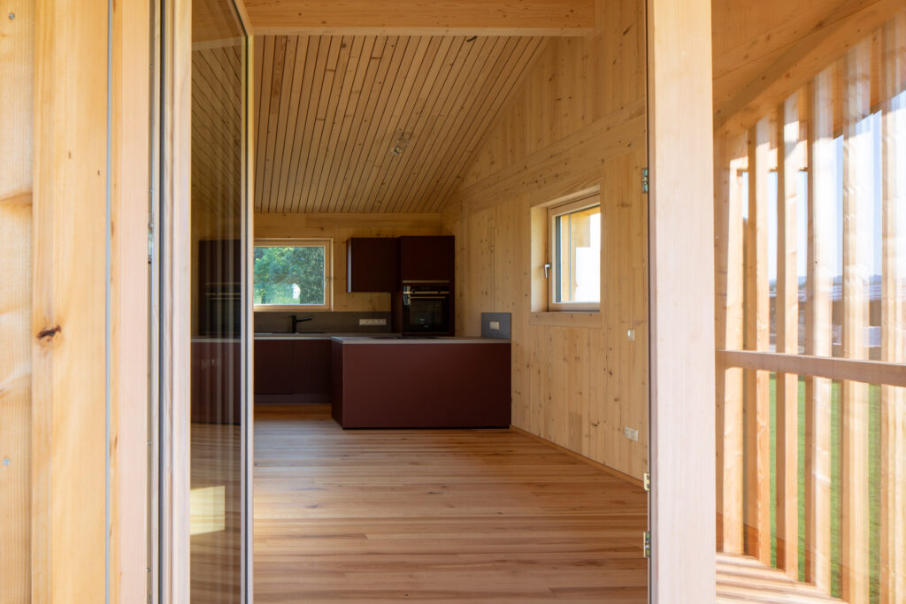 Holz Wohnbau Blick auf die Küche