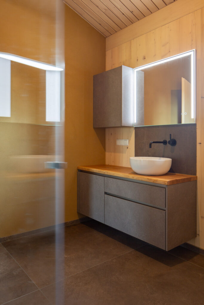 Bad im Holz Wohnbau Projekt mit Ambiente Beleuchtung