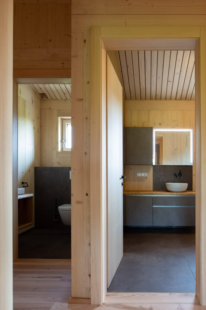 Badezimmer und Toilette im Holz Wohnbau Projekt