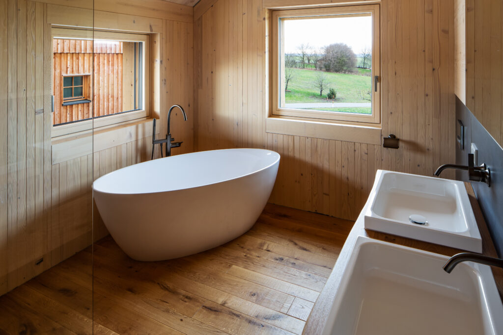 Bad in Holzwohnhaus mit freistehnder badewanne