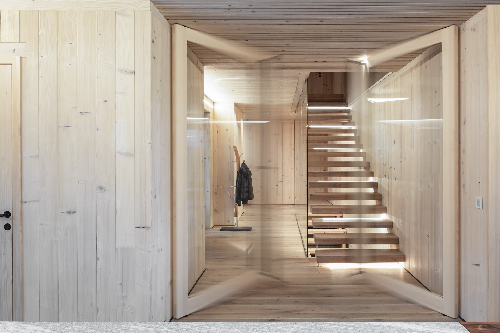 Holz Reisecker - Holzbau Stiegenhaus Wohnhaus Hauptstiege Glastüre groß in Bewegung