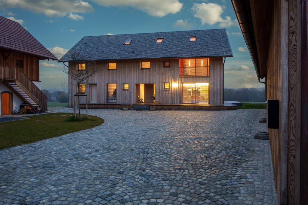 Wohnhaus in Holzbauweise in Abenddämmerung