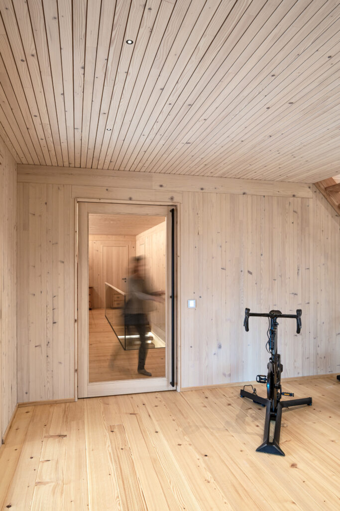 Trainingsraum mit dynamisch fotografierter Person in der Tür